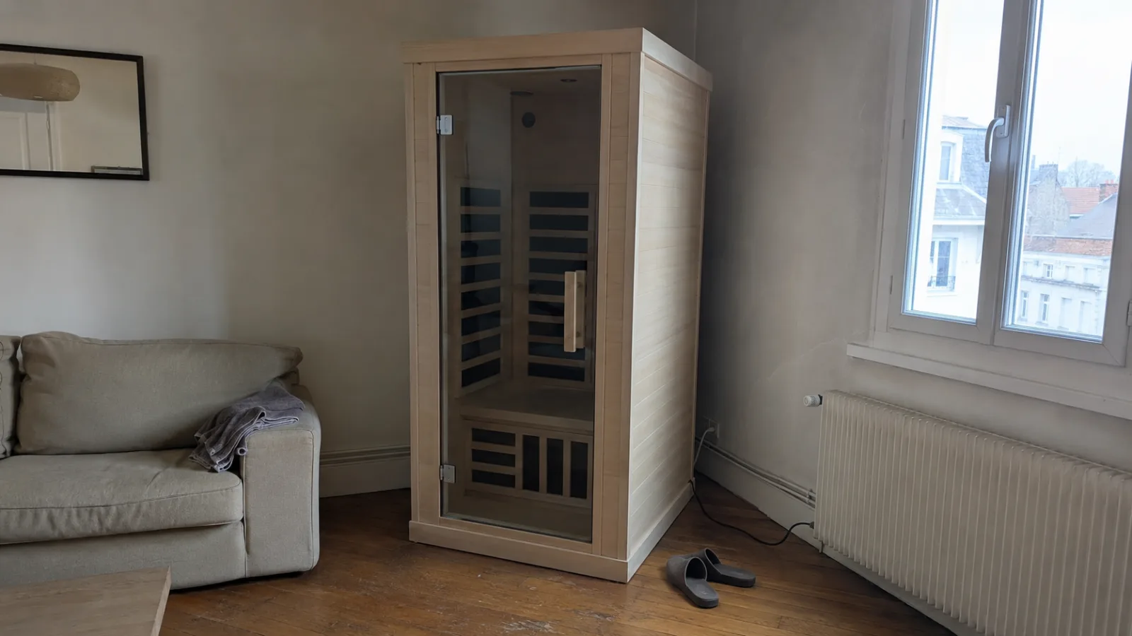 Sauna infrarouge 2 places installé dans un salon