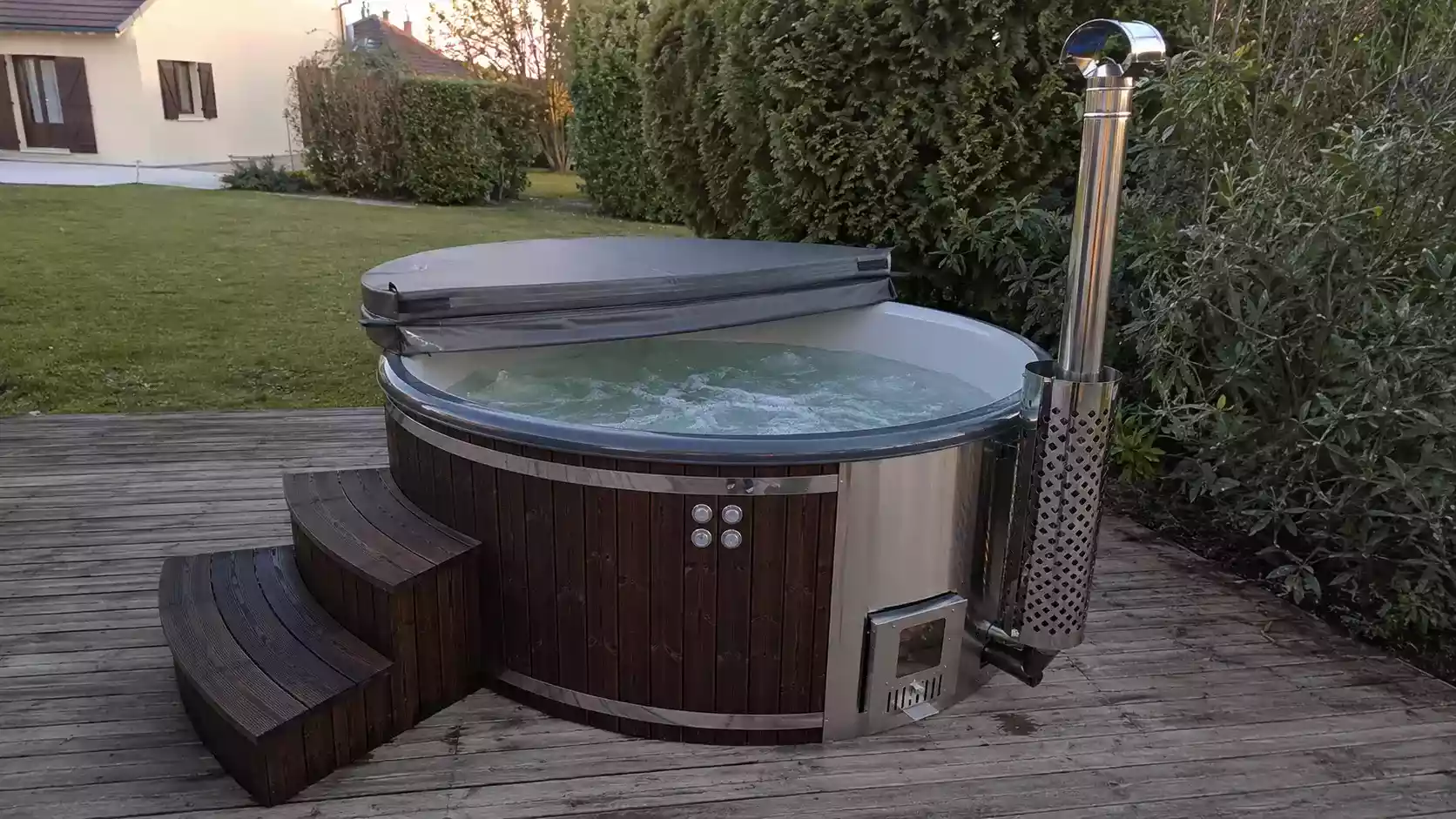 Grand spa nordique Finntherm Stockholm 8 places en bois avec buses de massage et couvercle isolant