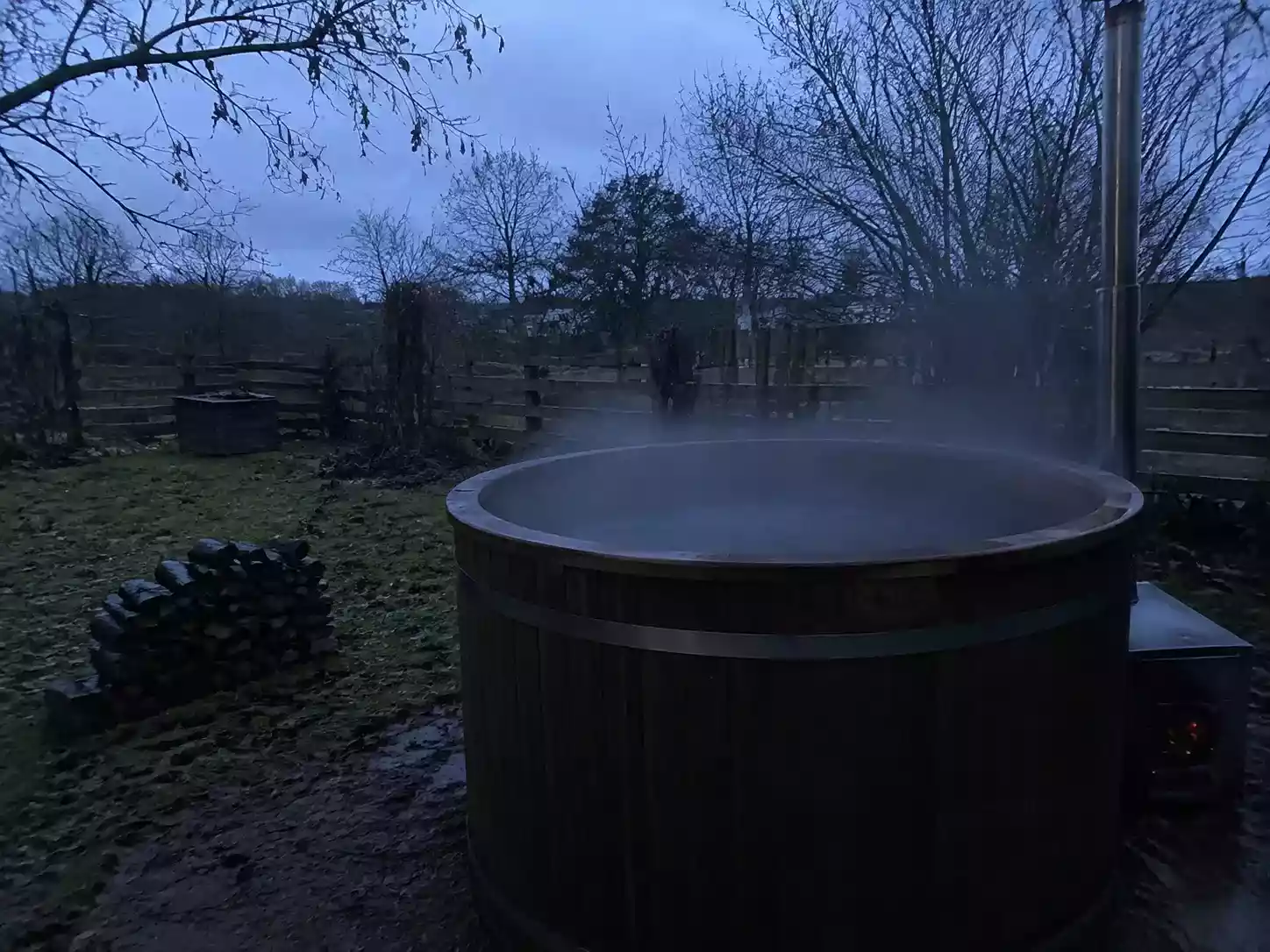 Cuve en bois fumante dans la neige