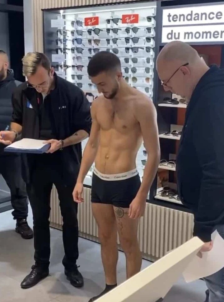 Jules Lieuron pesé par les officiels la veille d'un combat professionnel