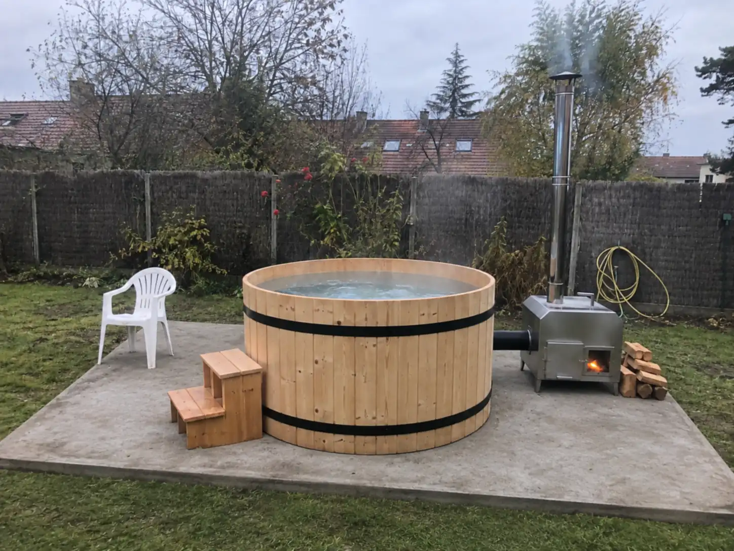 Cuve en bois avec son poêle installée dans un jardin
